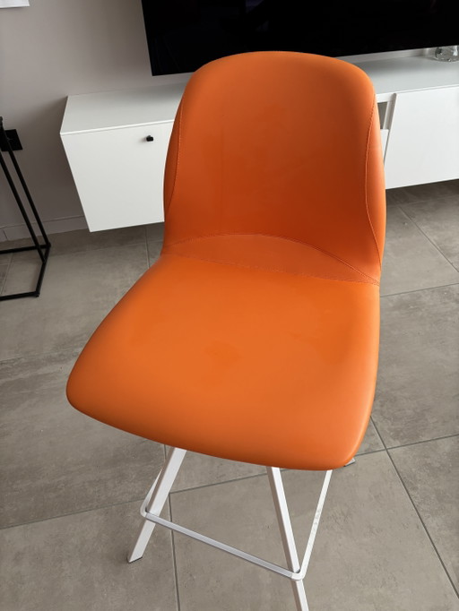 Barkruk met oranje draaiende zit en witte poot