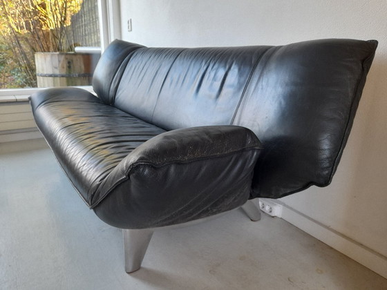 Image 1 of Leolux Tango 3-zits bank in zwart leder en gepolijst onderstel