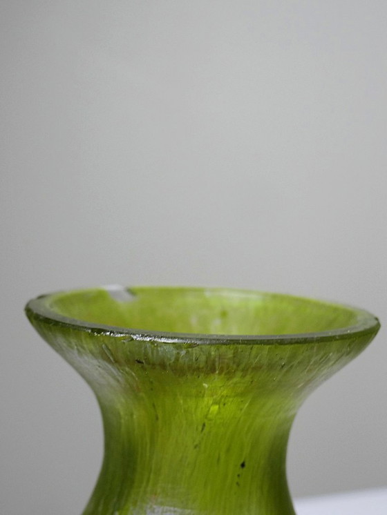 Image 1 of Piccolo vaso Art Nouveau in vetro soffiato verde iridescente, antico 1900-1915