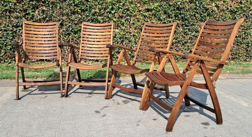 4 sillas reclinables plegables de teca de la colección Hattersley