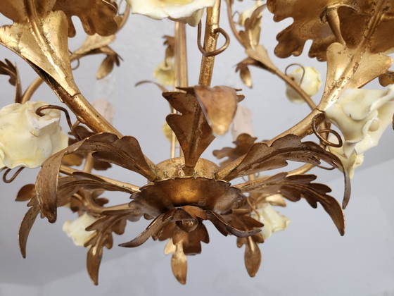 Lampe de plafond florentine ancienne, dorée et forgée à la main, ornée de roses en porcelaine, Italie (photo 9 of 14)