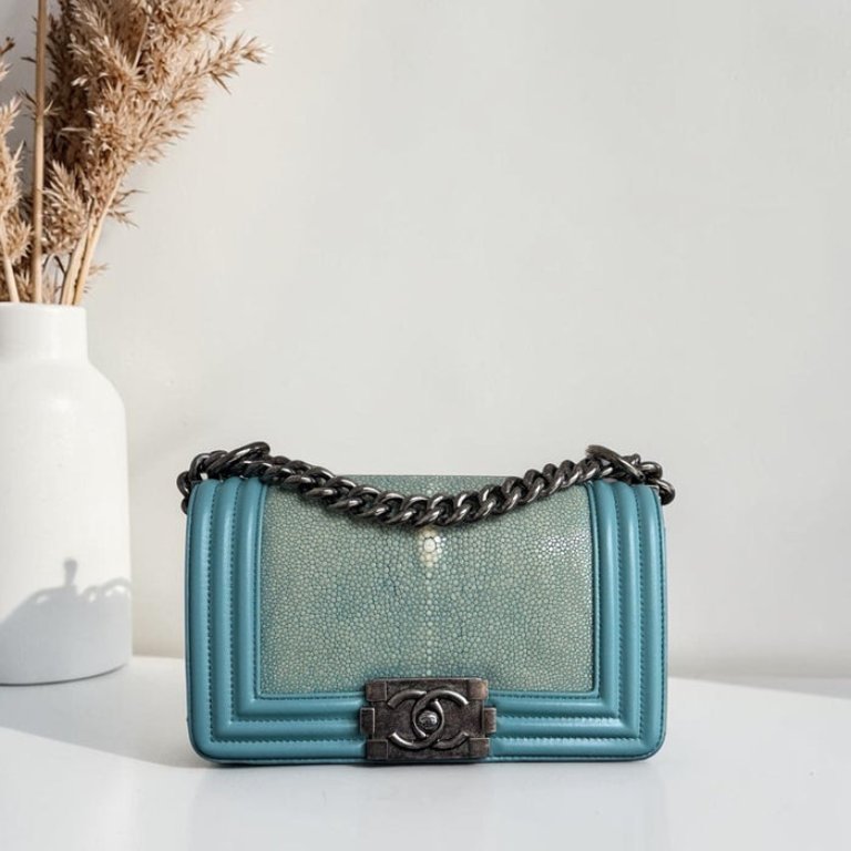希少品 CHANEL トレイ Chanel Boy Small - 20CM Stingray Tiffany Blue Silver Hardware