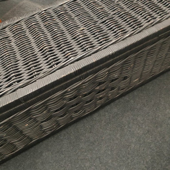 Image 1 of Brede en grote vintage/retro rieten/rotan opbergmand (1.2 meter breed)