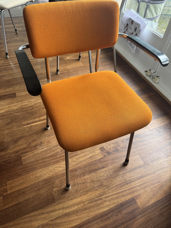 8 chaises de salle à manger Gispen Original 1235, coloris orange chaud et sable. – Metal, Textile (photo 3 of 5)