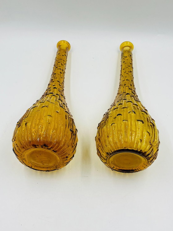 Image 1 of Set van twee vintage Empoli-flessen van getextureerd amberkleurig glas.