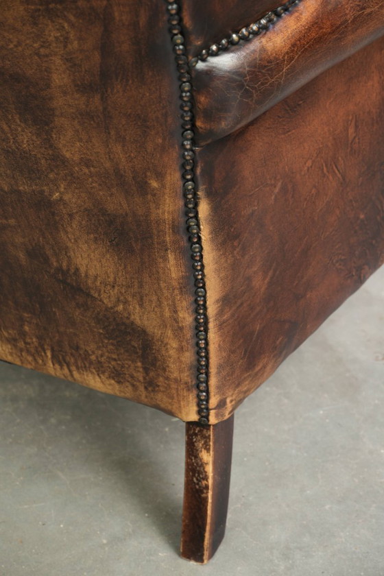 Ruime vintage schapenleren oorfauteuil in een diepe bruine kleur afgewerkt met siernagels – Leather (photo 16 of 17)