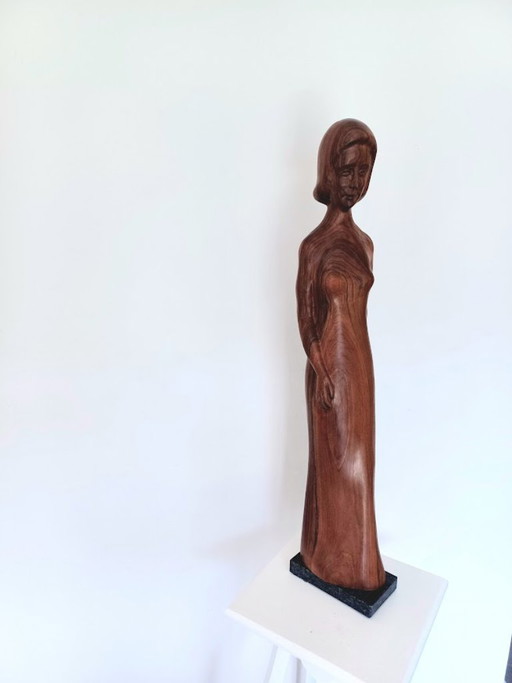 Sculpture en bois sculptée à la main, empreinte de sérénité – œuvre d'atelier moderniste – socle en marbre – 65 cm