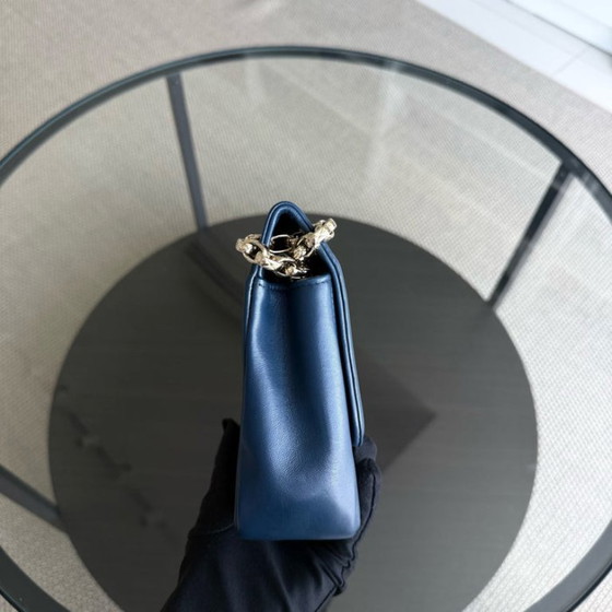 Image 1 of Chanel Chic With Me Medium - Lamsvacht gewatteerd 25 cm Marineblauw Goudkleurige hardware Serie 18