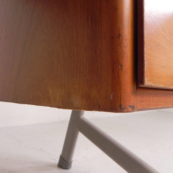 Escritorio industrial con 2 cajoneras, década de 1960. – Wood, Iron (photo 25 of 32)