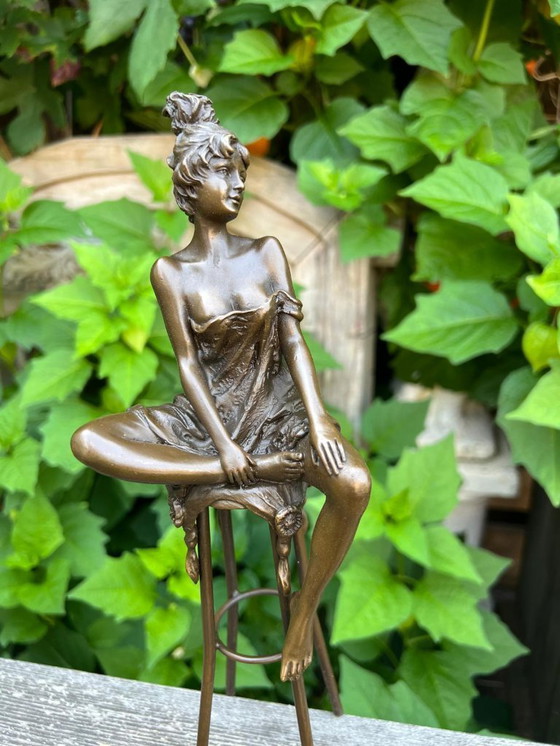 Image 1 of Bronzeskulptur einer auf einem Hocker sitzenden Dame