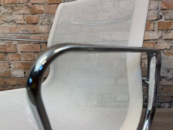 Vitra EA 107 – Wit Netweave Chroom | Charles & Ray Eames – Vergaderstoel, Textile, Aluminium (photo 11 of 17)