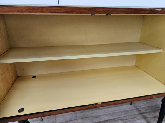 Image 1 of Aparador de caoba de mediados de siglo de 1960 con tapa de cristal