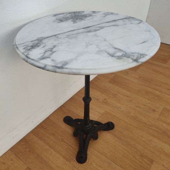 Image 1 of Tavolo da bistrot con piano in marmo e gambe in ghisa, tavolo da giardino
