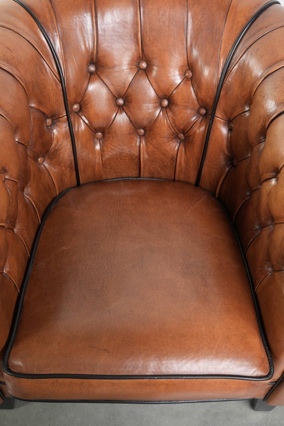 Image 1 of 2 Chesterfield-Clubsessel im englischen Stil mit Schaffellbezug in gutem Zustand