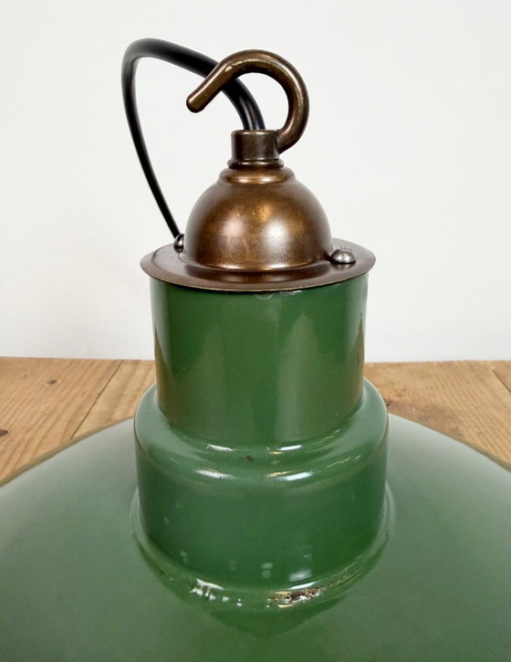 Image 1 of Industriële Britse hanglamp van groen emaille, jaren 60