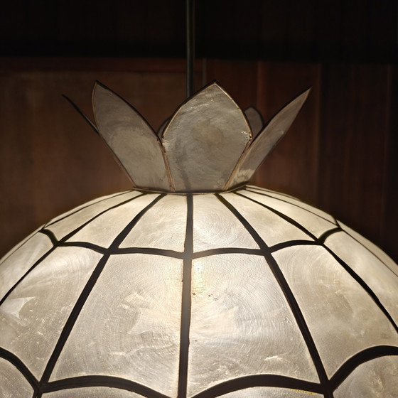Image 1 of Suspension vintage en coquillage de Capiz avec couronne florale – années 1970