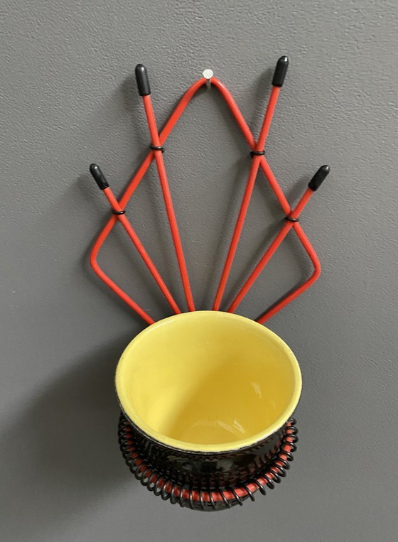 Image 1 of Portavaso da parete rosso + vaso in ceramica anni '60