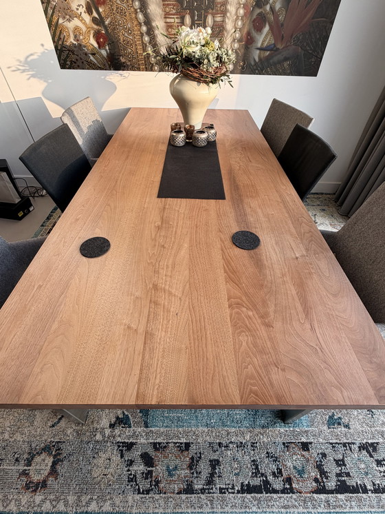 Image 1 of Wat mooi!! Bert Plantagie notenhouten eettafel