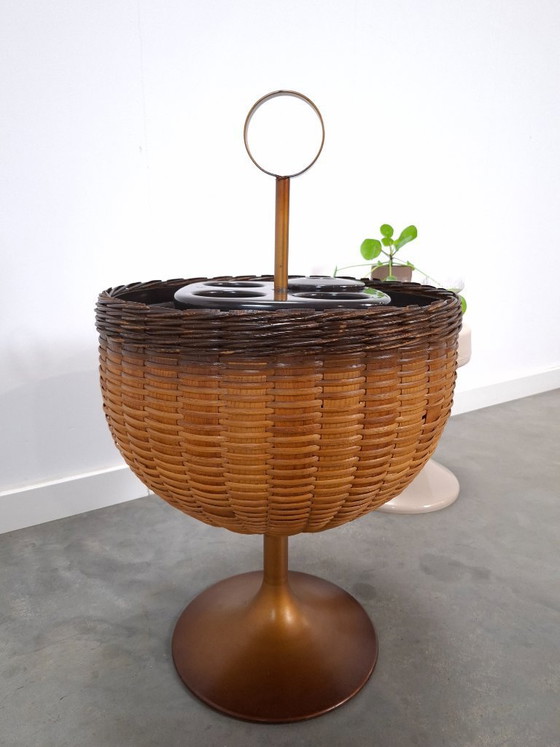 Image 1 of Bar portátil, vinoteca con ratán y plástico.