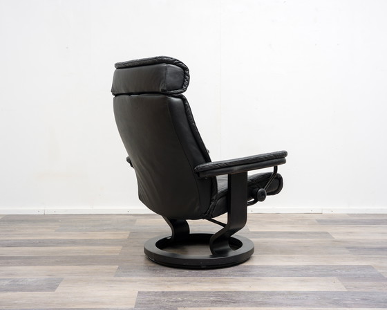 Image 1 of Sillón reclinable escandinavo con reposapiés, fabricante Stressless Ekornes, modelo “Prince”, cuero negro.