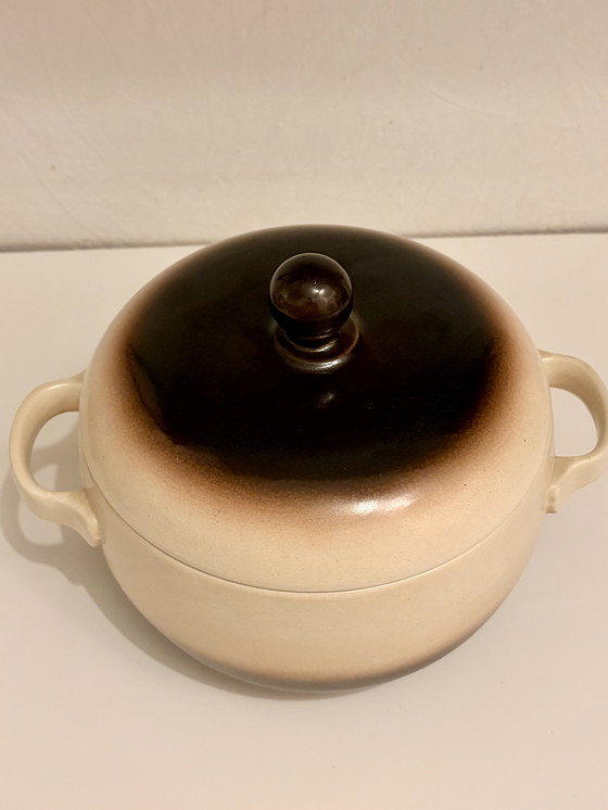 Image 1 of Vintage enameled cast iron casserole dish – beige & brown gradient