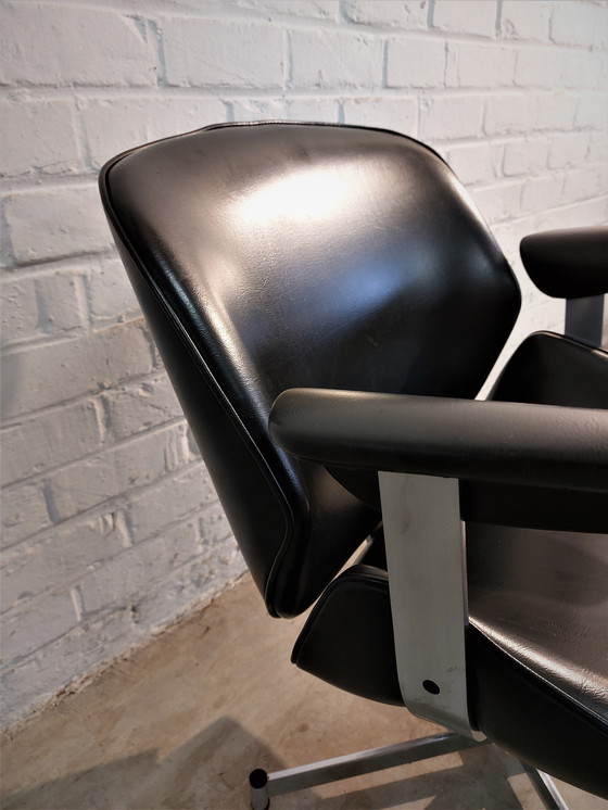 Image 1 of Artifort Exquis Lounge Chair by Geoffrey Hartcourt