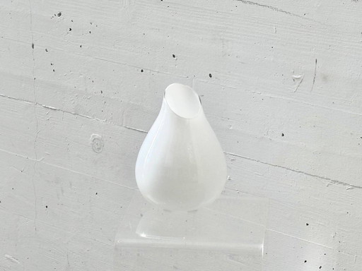 Jarrón de cristal opalino de mediados de siglo, con forma orgánica de lágrima.