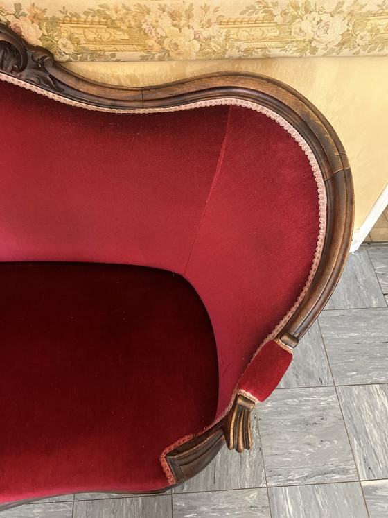 Image 1 of Banco antiguo estilo Luis Felipe en madera y terciopelo rojo burdeos.