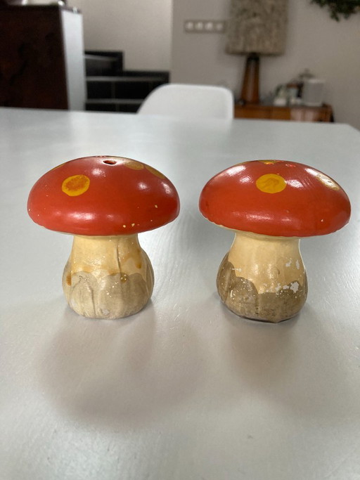 Salero y pimentero en forma de champiñón, rojos y amarillos