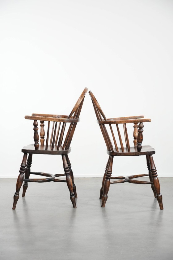 Image 1 of 2 antike Windsor-Stühle mit Charakter und schöner Farbgebung