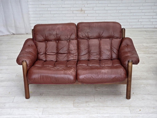Schwedisches 2-Sitzer-Sofa aus den 1970er Jahren, braunes Leder mit Patina, dunkles Buchenholz.