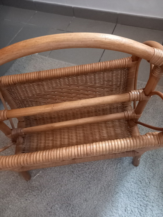 Bellissimo portariviste vintage in rattan (photo 3 of 5)