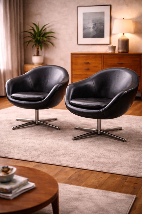 Image 1 of Paire de fauteuils pivotants vintage en similicuir noir avec piètement chromé, datant des années 1980-1990 et en bon état.