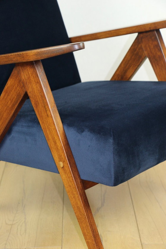 Image 1 of Fauteuil classique Var B-310, velours bleu marine vintage années 1960, bois foncé - 2 exemplaires disponibles