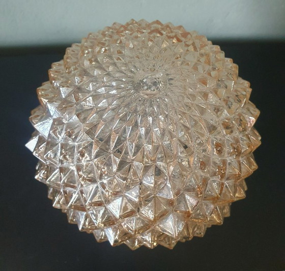 Lampada da soffitto in stile Mid-Century con struttura a pigna/ambra e oro – Plafoniere, Plastic, Glass (photo 11 of 11)