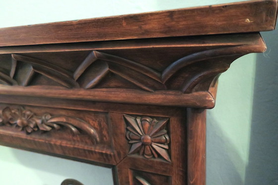 Image 1 of Camino Art Déco in teak massiccio intagliato e ferro battuto, 1920