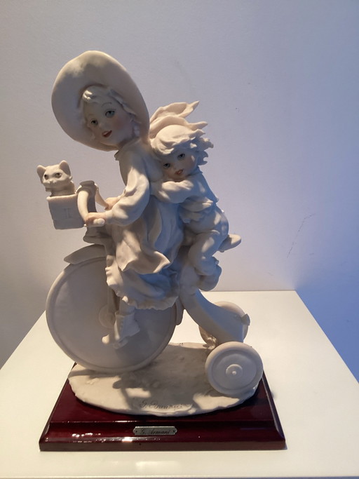 Scultura vintage di Giuseppe Armani “Kids on a Tricycle” dalla collezione Gullivers World del 1982.