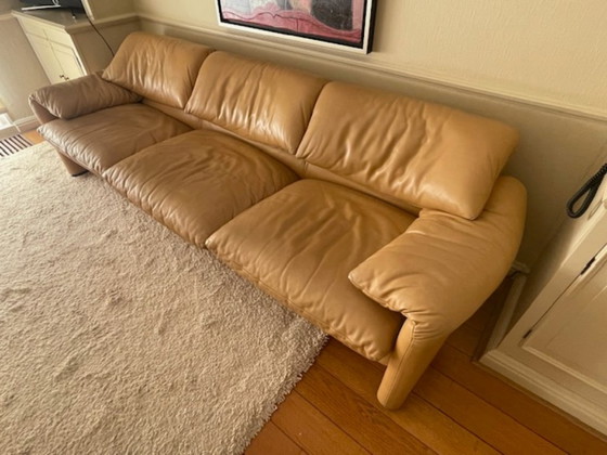 Titolo: Set Cassina Maralunga (3 posti, 2 posti, poltrona), Pelle Cognac / cammello, Zona salotto, Beige (foto 2 di 6)