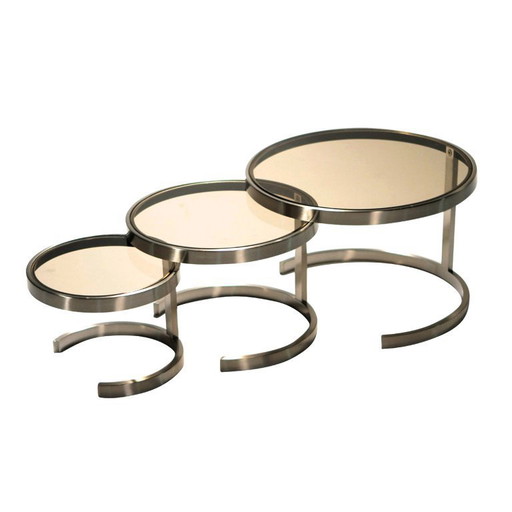 Tavoli di appoggio in acciaio inox e vetro fumé.