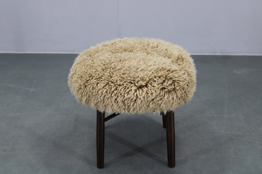 Sgabello in legno del 1950 con rivestimento in pelle di pecora