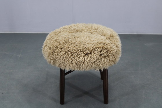 Image 1 of Sgabello in legno del 1950 con rivestimento in pelle di pecora