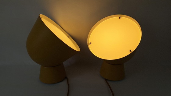 Paar senffarbener PS 2017 Lampen – Tischlampen, Metal (photo 15 of 20)