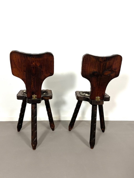 Image 1 of Brutalistische spanische Dreibeinstühle mit Kuhfellbezug aus den 1960er Jahren