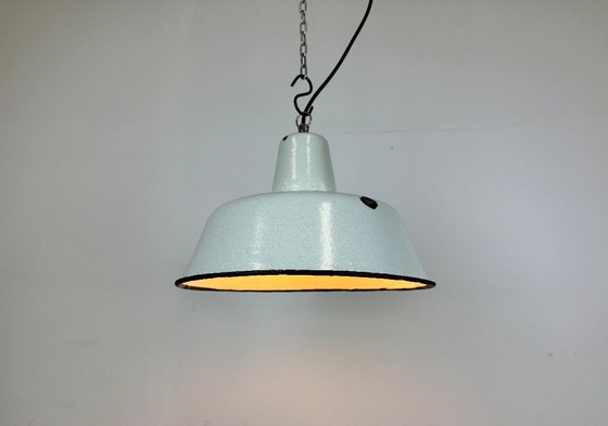 Image 1 of Industriële witte geëmailleerde fabriekshanglamp van Zaos, jaren 60