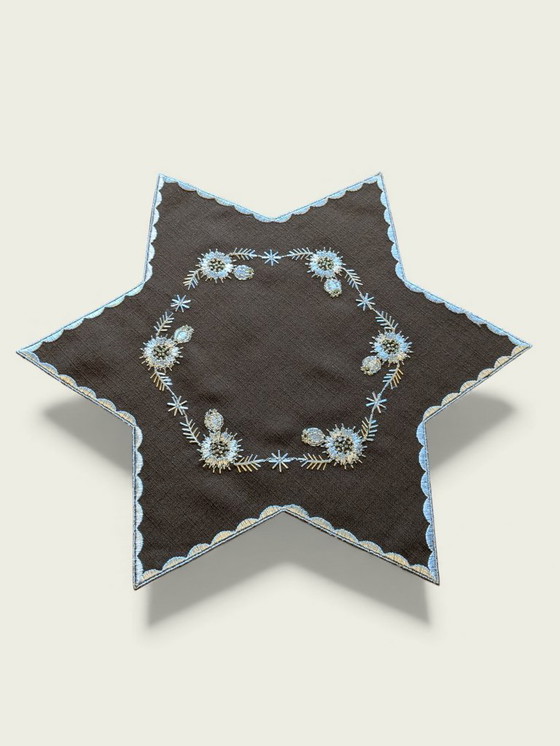 Image 1 of Raro ritrovamento! Set di tovaglie natalizie anni '80, marrone con ricami bianchi, 7 pezzi