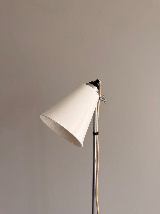 Image 1 of Lampada da terra originale BTC England con paralume in porcellana bianca.