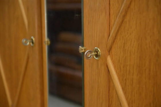 Eichen-Kleiderschrank mit Saint-Gobain Spiegel aus den 1960er Jahren. – Kleiderschränke, Holz, Vintage (photo 9 of 11)