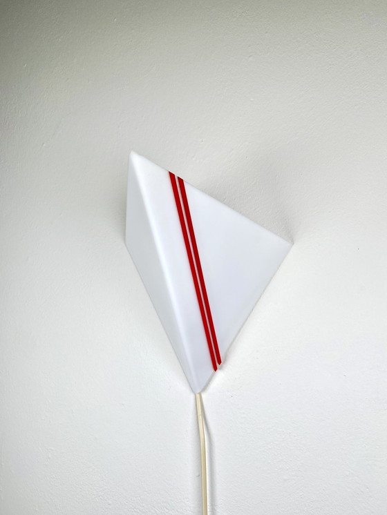 Image 1 of Lampada da parete vintage a forma di triangolo geometrico - Applique in plexiglass postmoderno anni &#39;80 - Applique minimalis