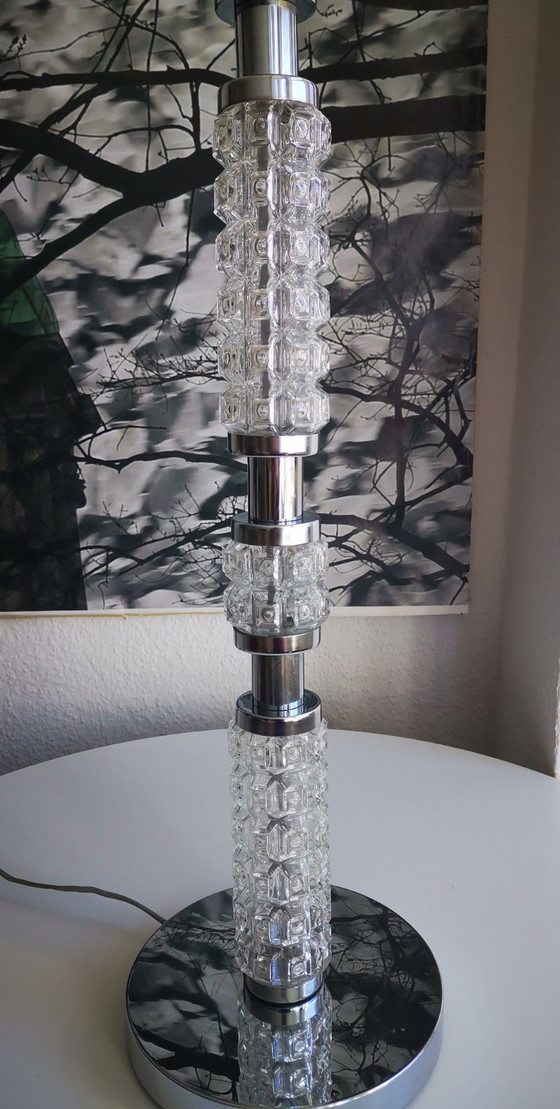 Image 1 of Staande lamp uit de jaren 70, de voet is gemaakt van verchroomd metaal en glas.