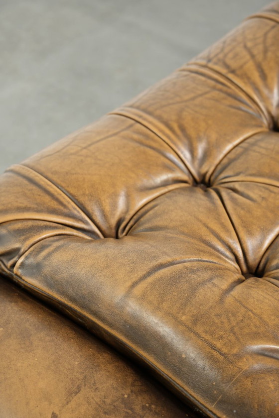 Image 1 of Exclusivo y elegante puf inglés Chesterfield de piel de vacuno con ruedas y acabado con clavos decorativos.